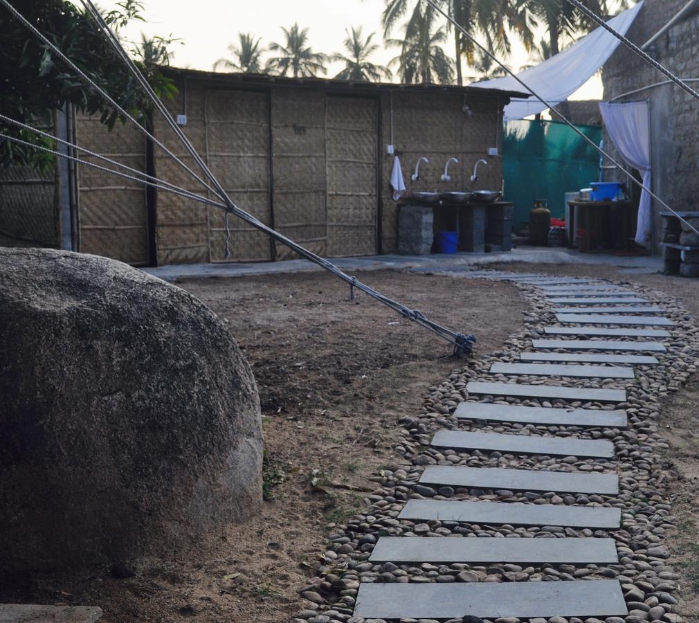 Uma Shankar Hampi Exteriör bild